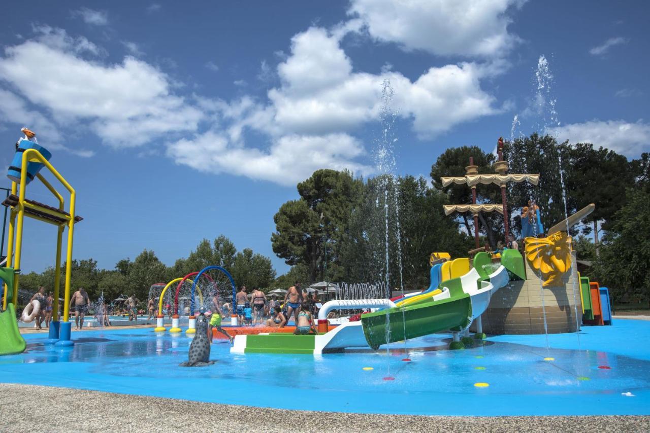 פאז'אנה Happy Camp Mobile Homes In Centro Vacanze Bi Village מראה חיצוני תמונה